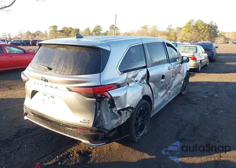 2021 Toyota Sienna Xse z USA, uszkodzony, nr VIN 5TDXRKEC2MS023107